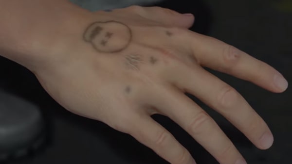 サムの手の甲のタトゥー