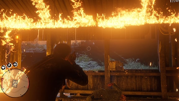 納屋が燃やされながら戦っている光景