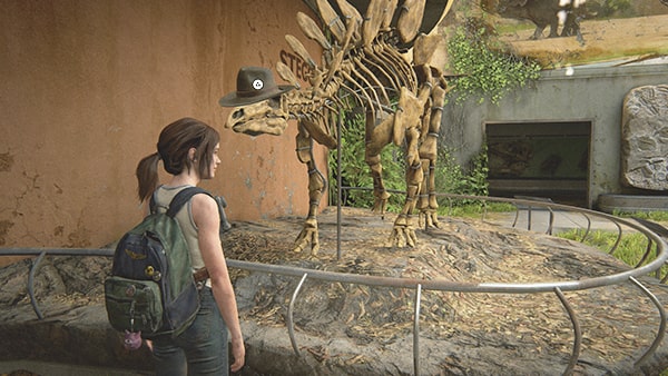 エリーが恐竜の化石に帽子をかぶせてるシーン